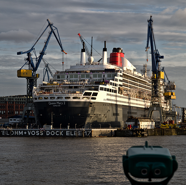 Hamburg_Queen Mary 2_Dock Elbe 17_01.jpg