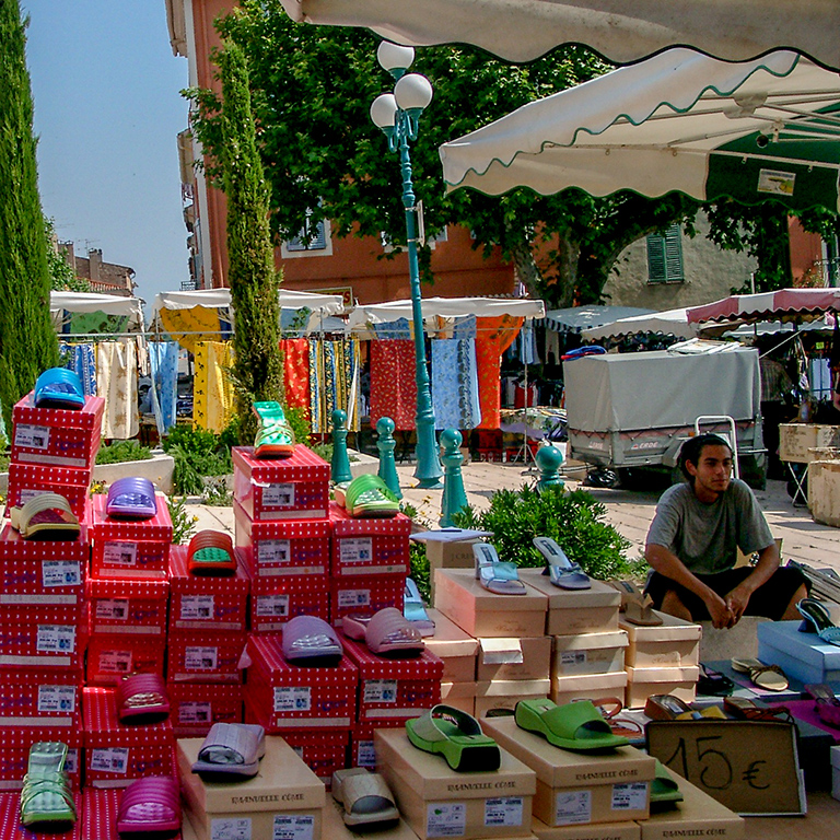 Mode auf einem französischen Wochenmarkt 01.jpg