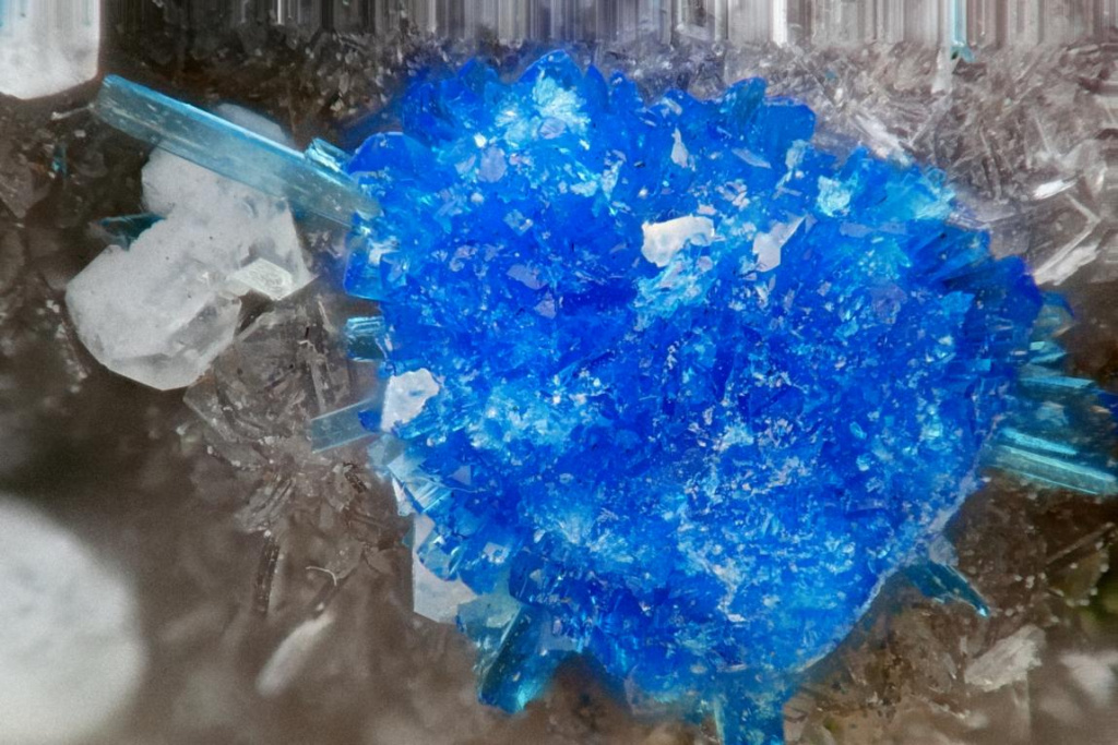 Blauer Kristall unbearbeitet.JPG