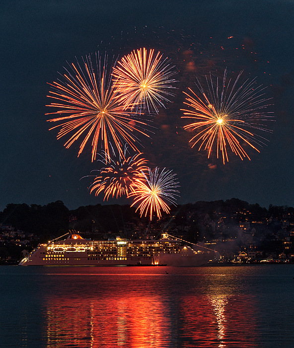 10_05_Hamburg_Taufe_MS Europa2_Feuerwerk_01.jpg
