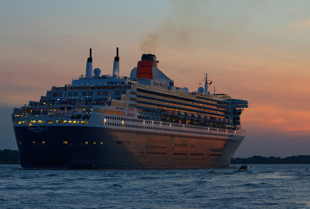 24_08_Hamburg_Wittenbergen_Queen Mary 2_09.jpg