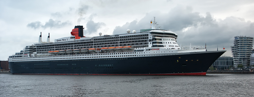 Hamburg_Queen Mary 2_Crusie Center Hafencity_01.jpg