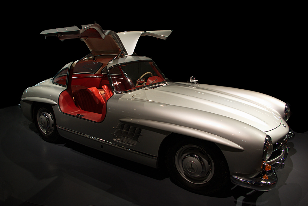 Mercedes_Benz_Museum_ 300SL_Fügeltürer_.jpg