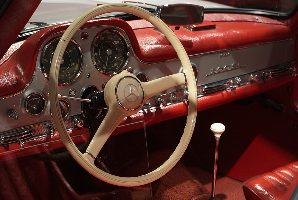 Mercedes_Benz_Museum_300SL Flügeltürer_Cockpit_.jpg