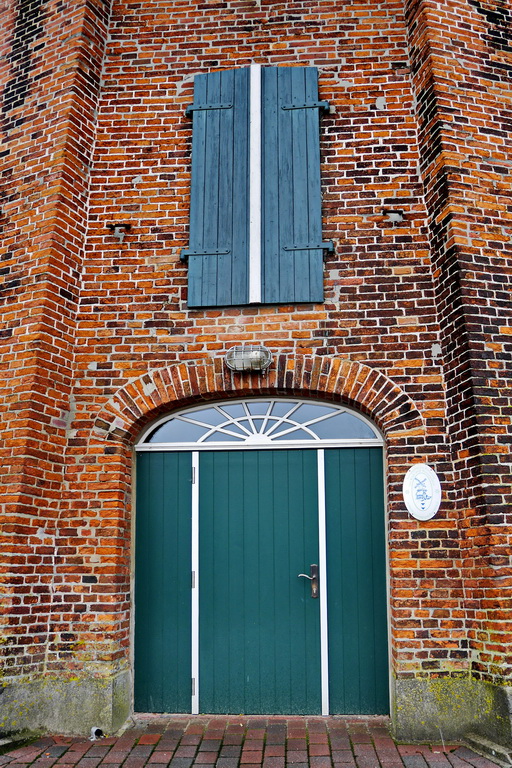 Tor und Fenster einer Windmühle.JPG