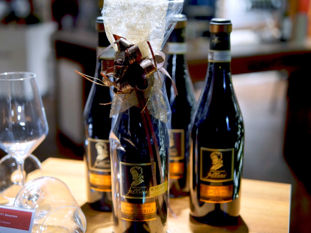 vor dem Oeffnen des guten Tropfens.jpg