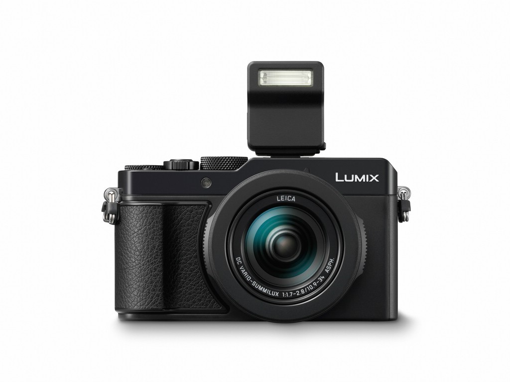 comp_031-FY2018-Panasonic-LUMIX LX100 II-produktbild-front-flash.jpg