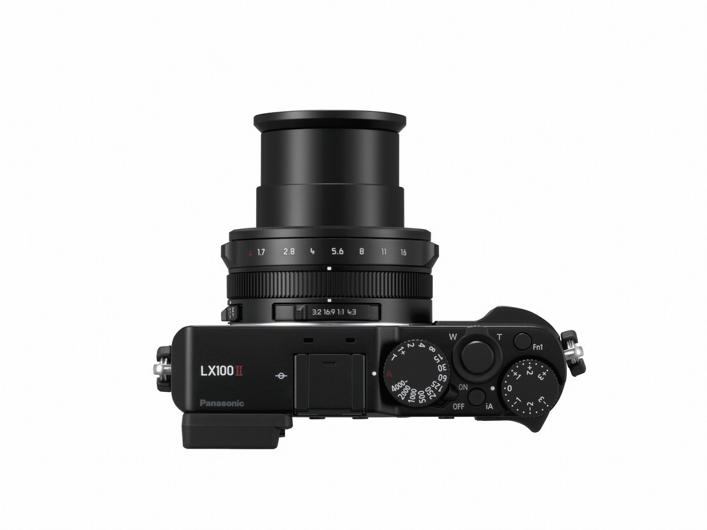 comp_031-FY2018-Panasonic-LUMIX LX100 II-produktbild-top-1.jpg