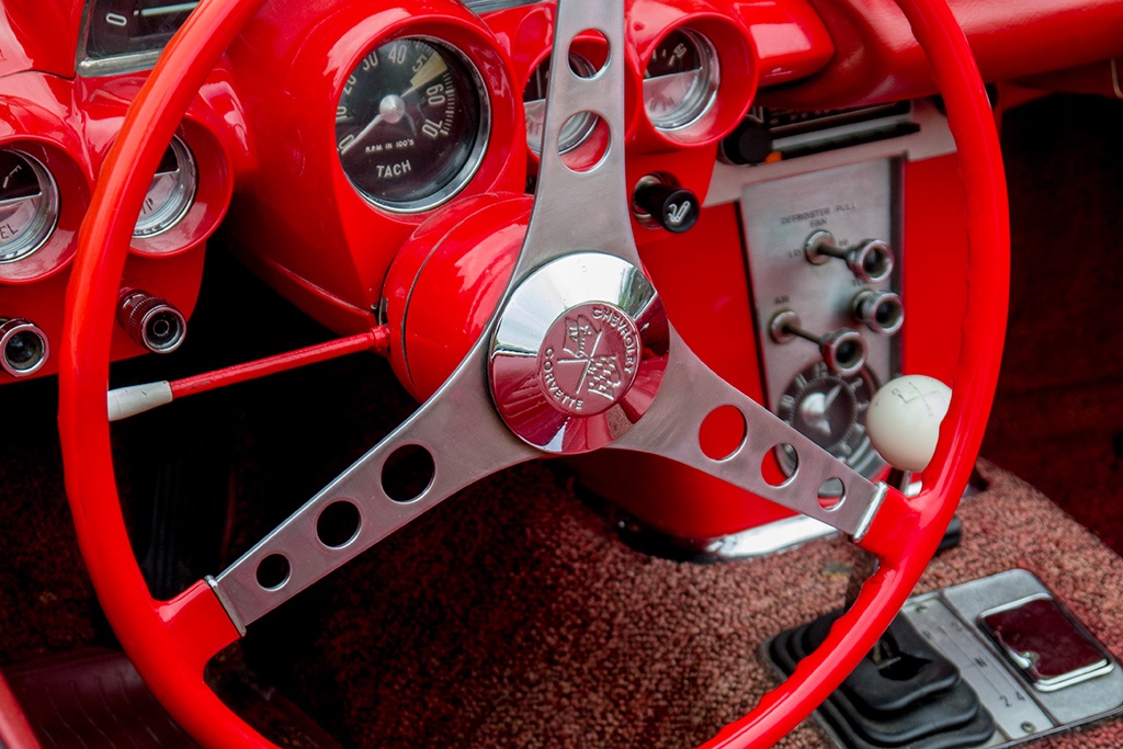 Chevrolette Corvette Cockpit.jpg