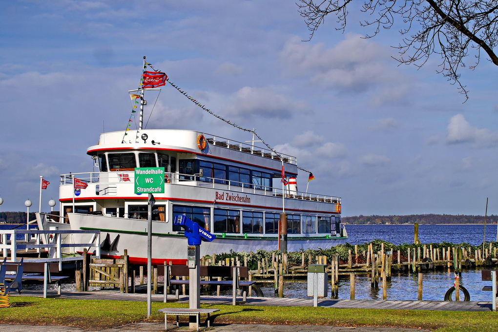 Ausflugsschiff.JPG