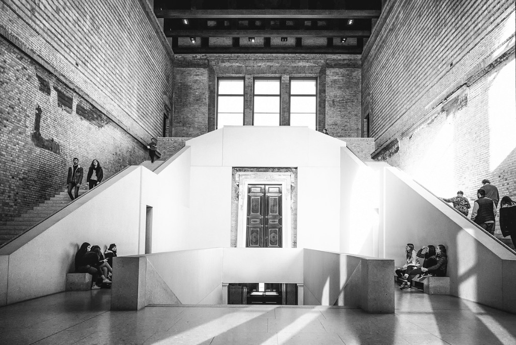 comp_Neues Museum Treppenhaus 01 SW (P1060578).jpg