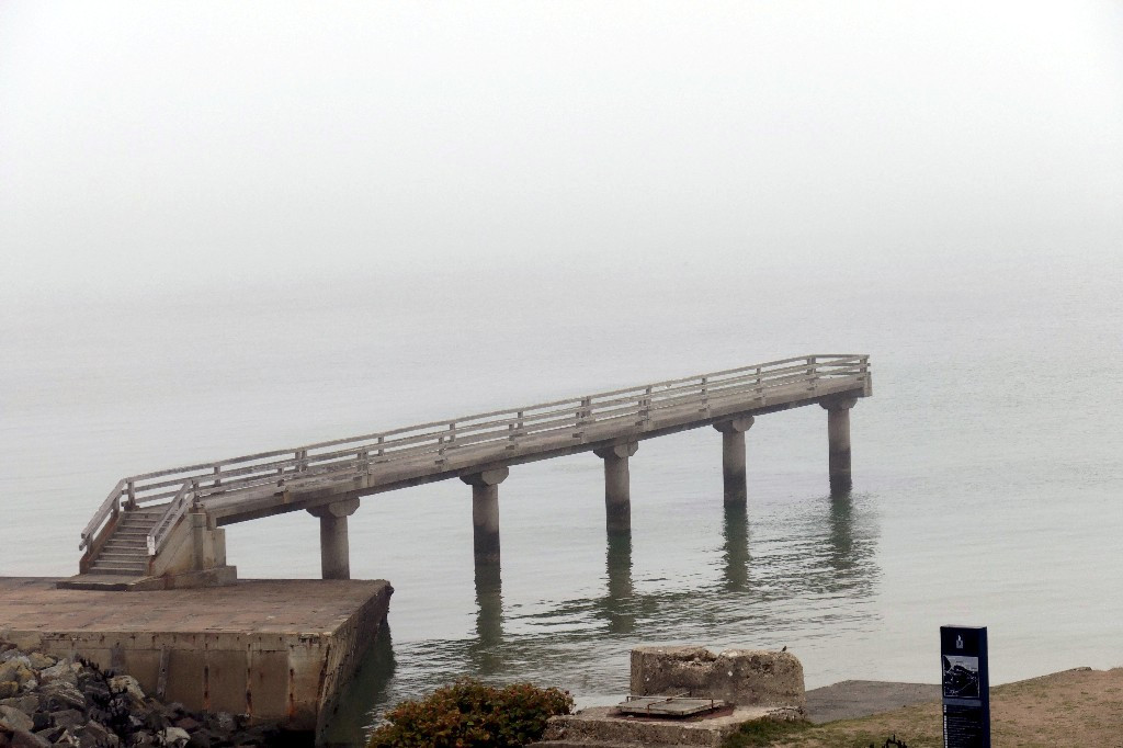 5 Vierville sur Mer Bootsteg von 1944.jpg