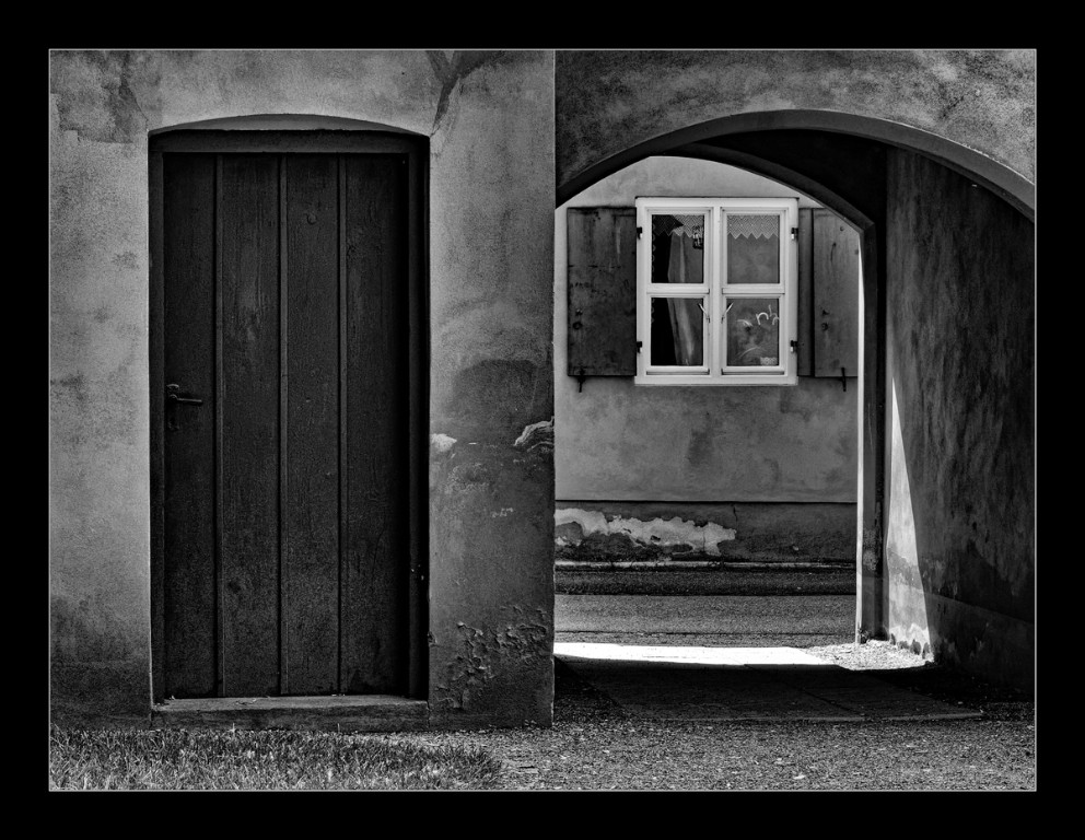 Fuggerei_BW_1200px.jpg