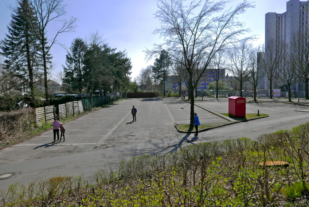 Parkplatz -> Spielplatz.jpg