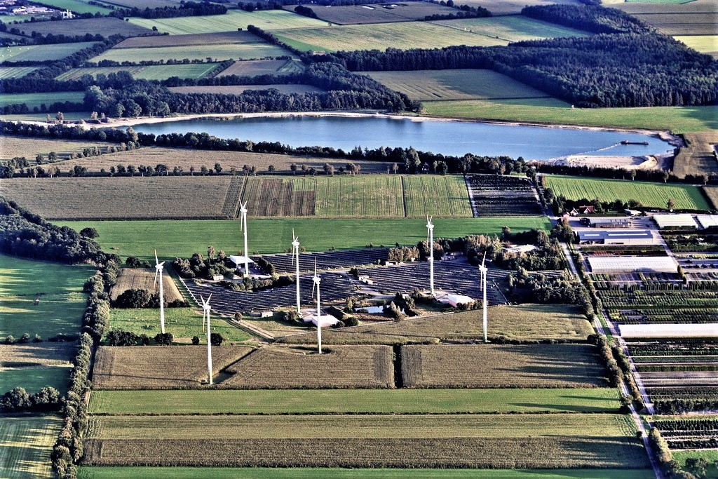Kleiner Windpark am See.JPG