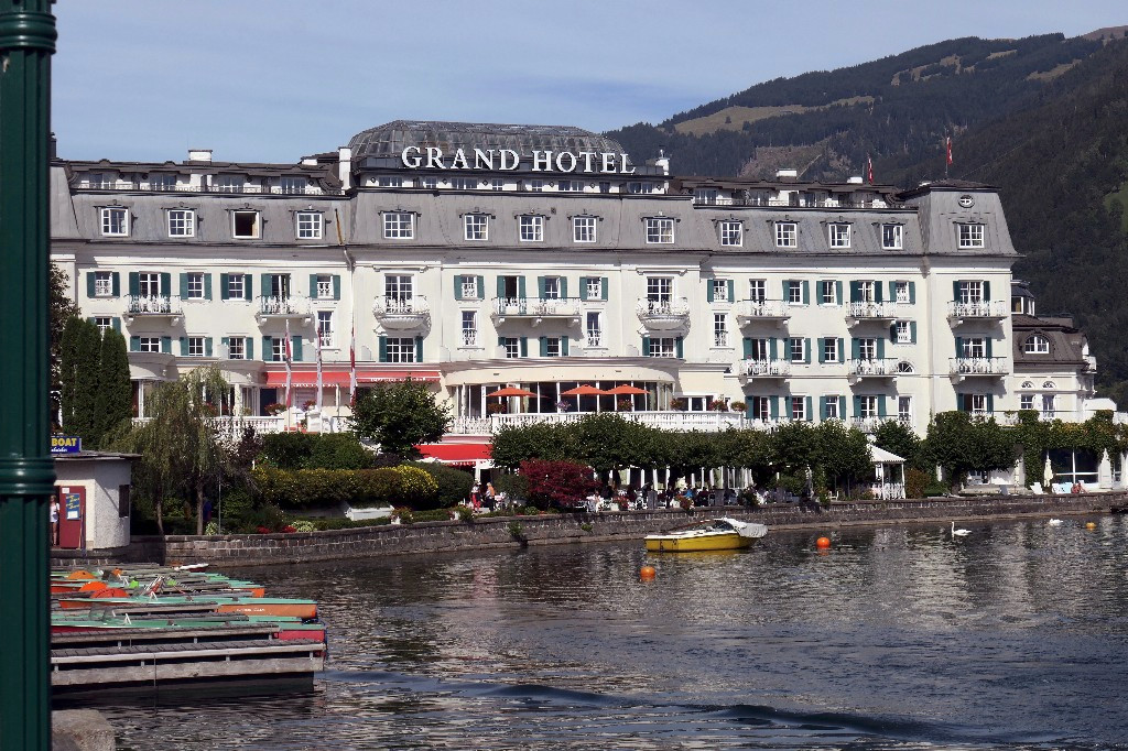 Hotel und Grüne Bäume.jpg