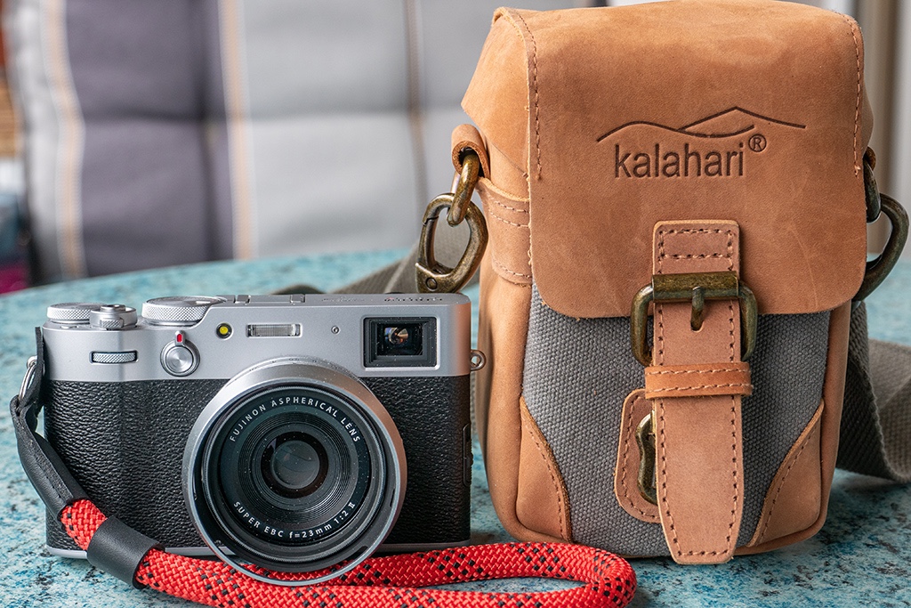 Fujifilm X100V mit Kalahari-Tasche.jpg
