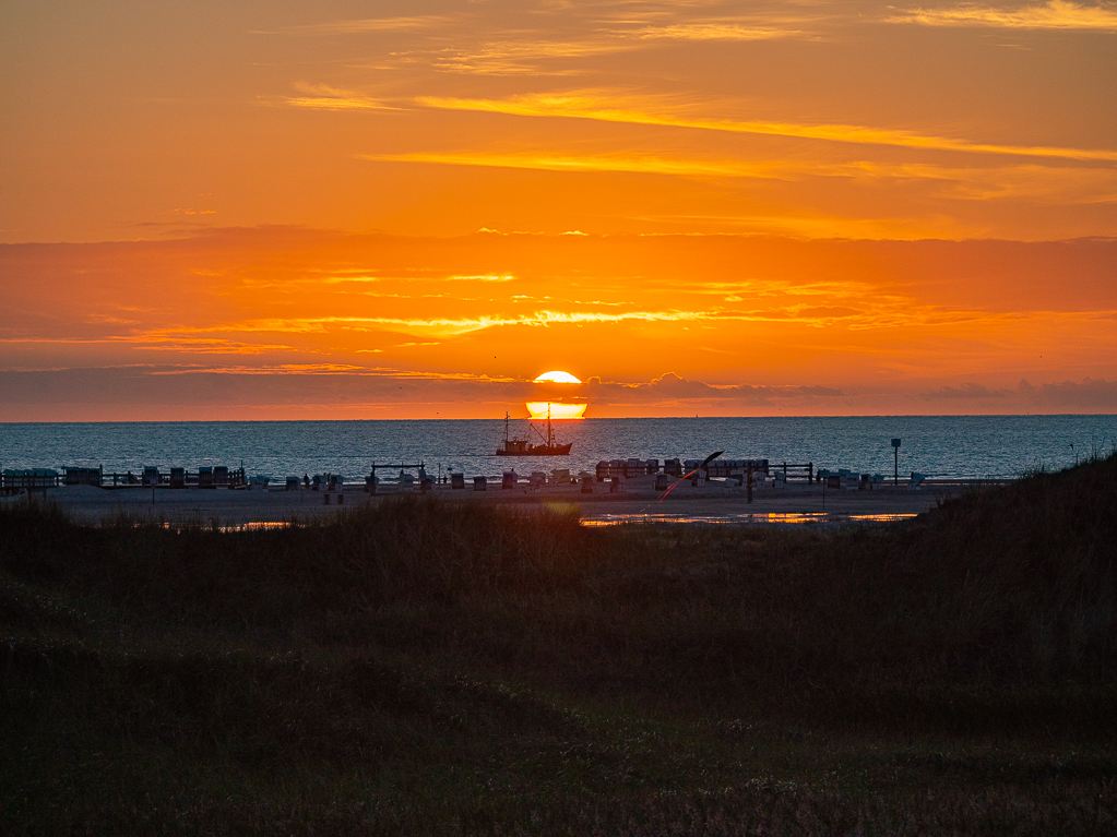 sundown with trawler 2 klein.JPG