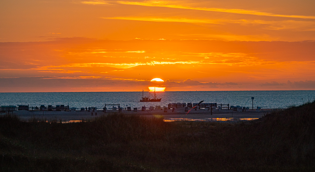 sundown with trawler 3 klein.JPG