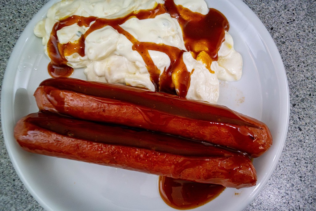 Currywurst auf dem Teller.jpg
