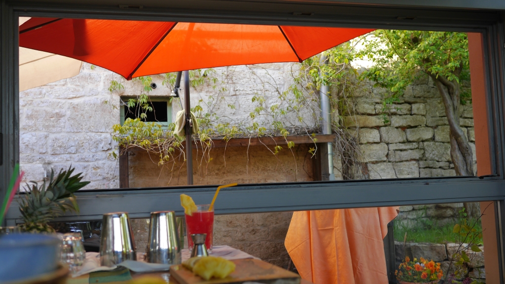 Bar (1024 x 576).jpg