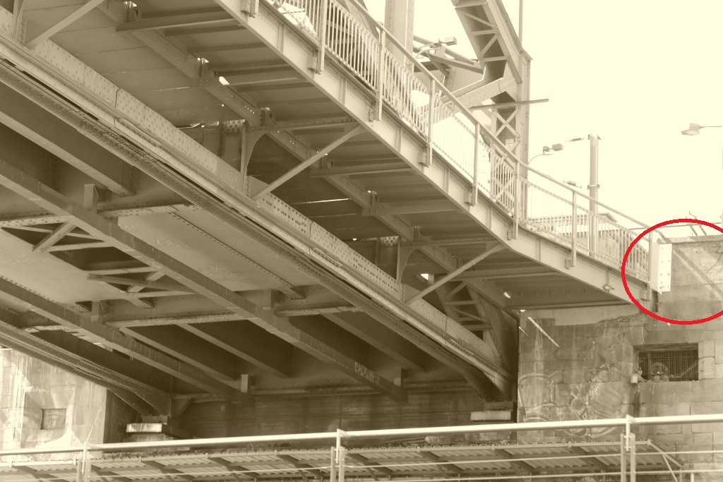 Brücke Köln Schatten.jpg