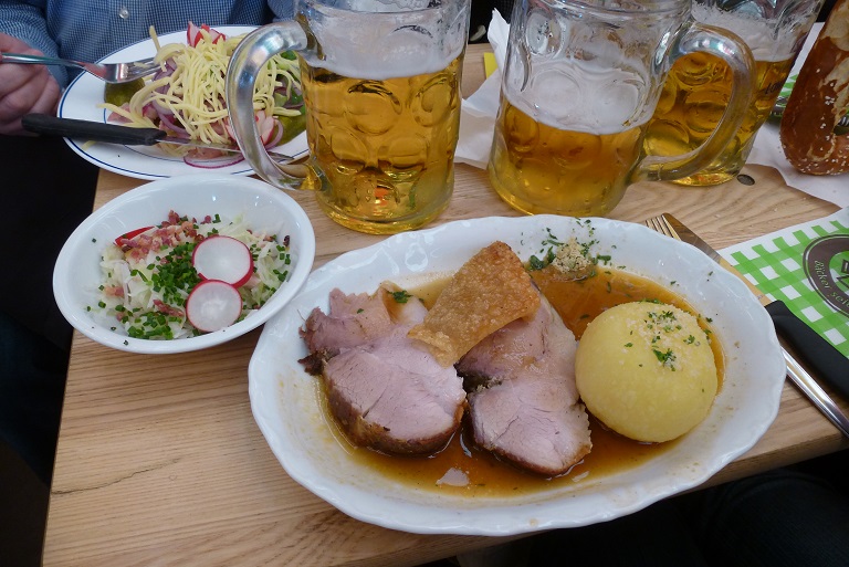 P1200309 Krustenbraten mit Kloß und Soß und Salat.JPG