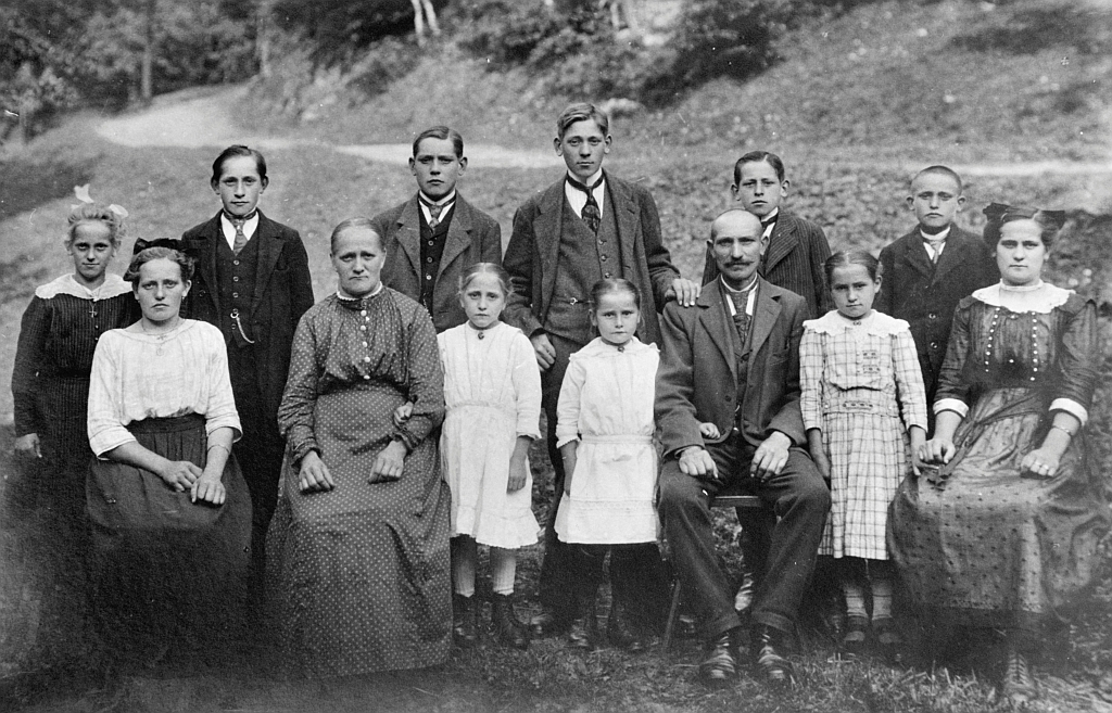 mein Großvater mit seinen Geschwistern und Urgroßeltern.jpg