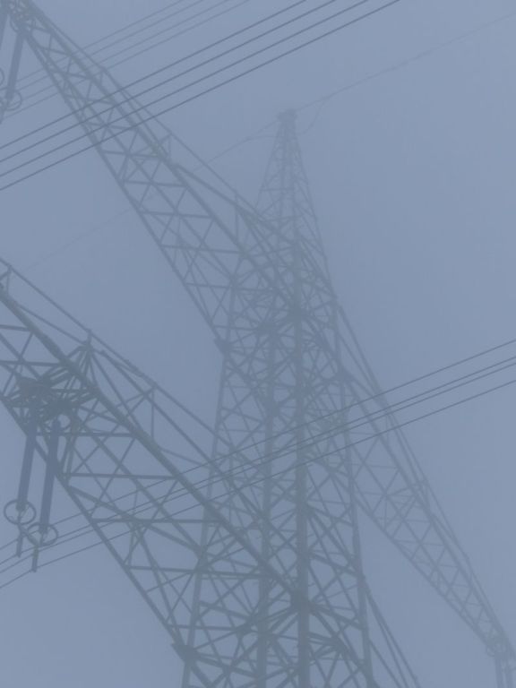 Hochspannung im Nebel.jpg