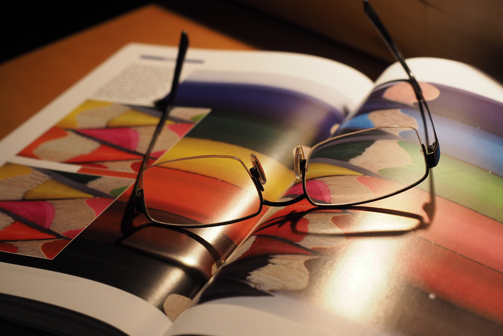 Brille mit Buch cc.jpg
